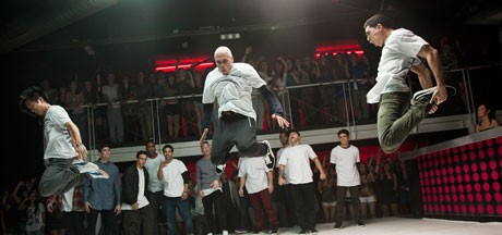Chris Brown kao brejker u filmu "Kraljevi plesnog podija" Chris Brown kao brejker u filmu "Kraljevi plesnog podija"